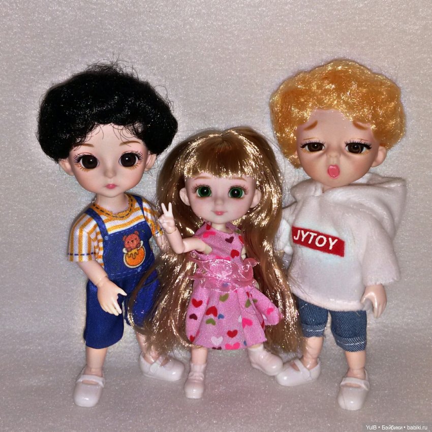 ...Кнопка в окружении мальчишек