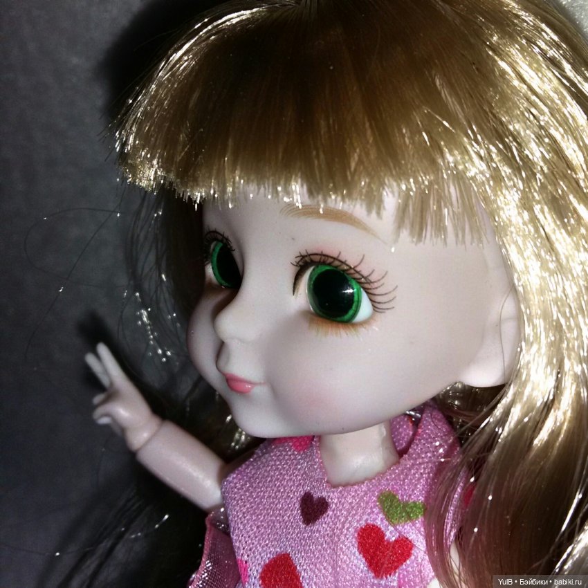 ...Кнопка в окружении мальчишек