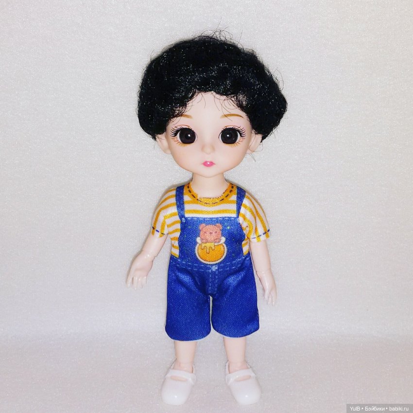 ...Кнопка в окружении мальчишек (фото 2)