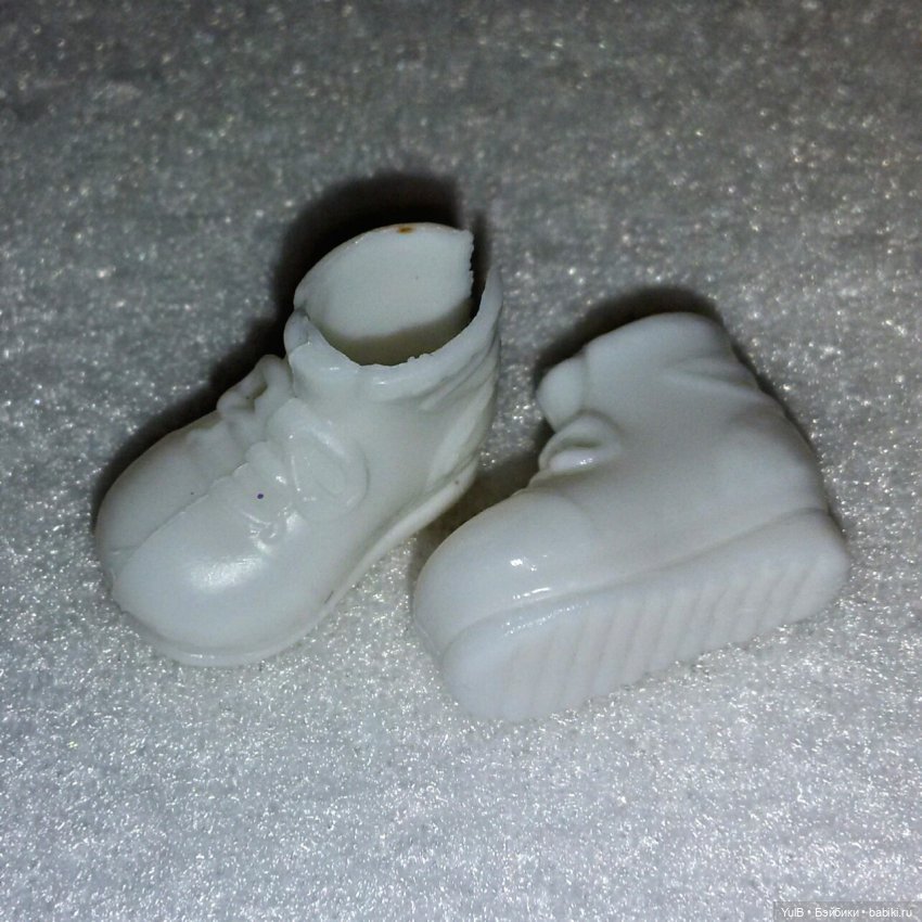 ...Кнопка в окружении мальчишек