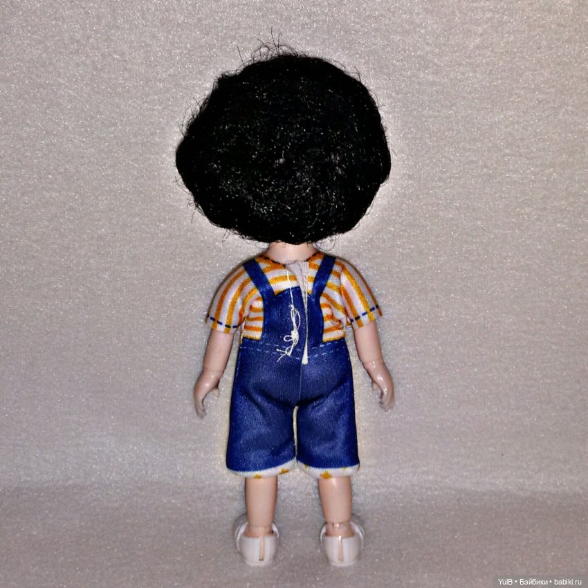 ...Кнопка в окружении мальчишек (фото 3)