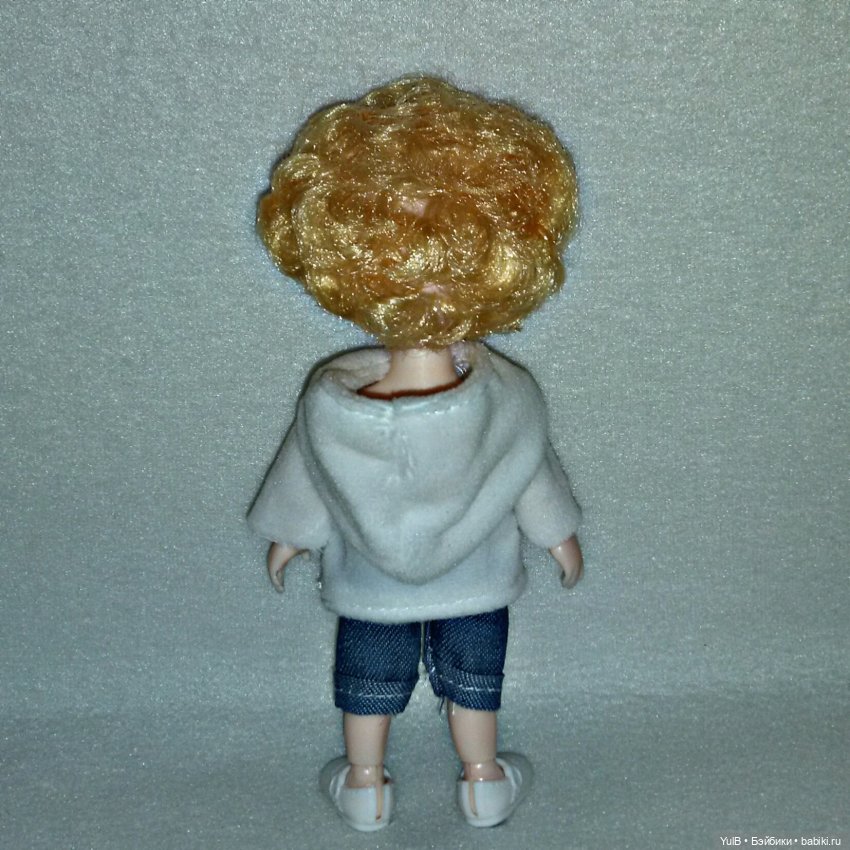 ...Кнопка в окружении мальчишек