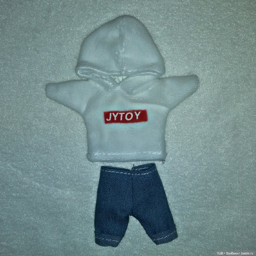 ...Кнопка в окружении мальчишек