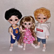 ...Кнопка в окружении мальчишек...