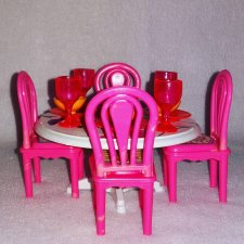 ...Маленькая мебель с большими фужерами...