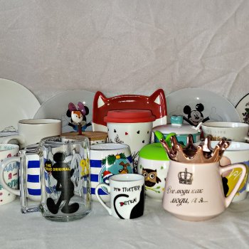 Тарелки и кружки