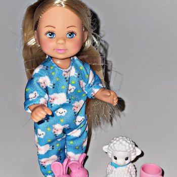 ...Еви и овечка...