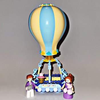 На большом воздушном шаре