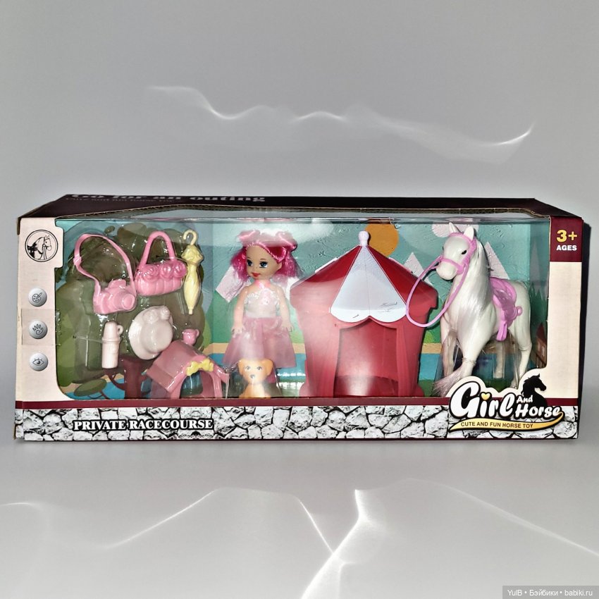 Наездница с розовыми волосами