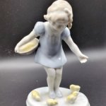 Статуэтка "Девочка, кормящая цыплят" Metzler & Ortloff, (Метцлер и Ортлофф) Германия, фарфор