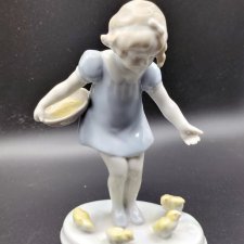 Статуэтка "Девочка, кормящая цыплят" Metzler & Ortloff, (Метцлер и Ортлофф) Германия, фарфор