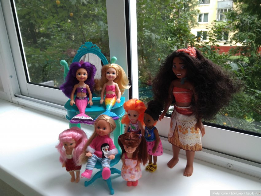 Малыши на прогулке и дома