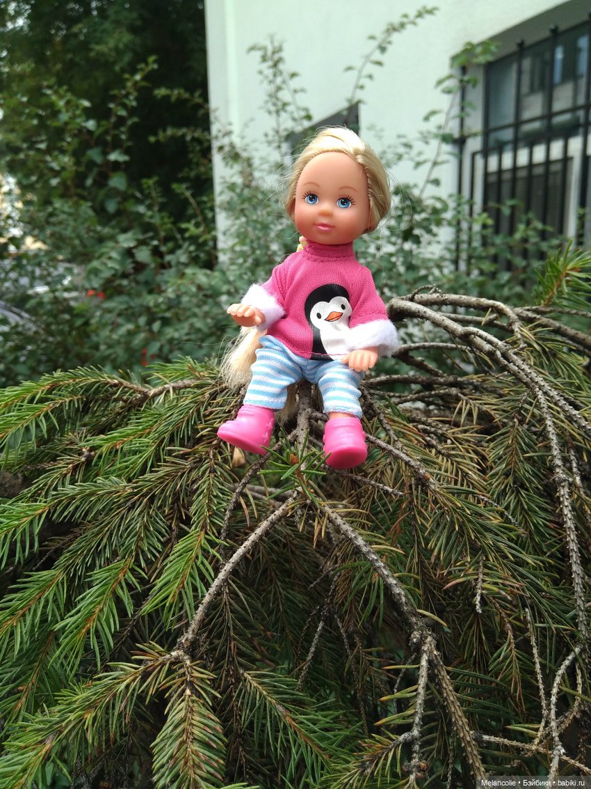 Малыши на прогулке и дома