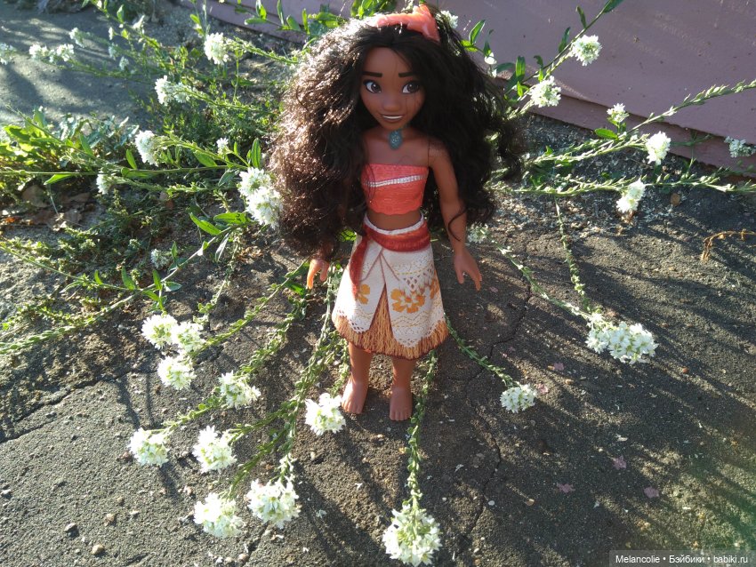 Малыши на прогулке и дома