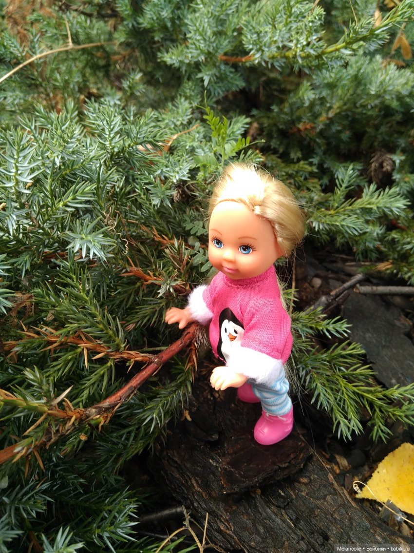 Малыши на прогулке и дома