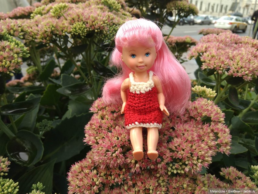 Малыши на прогулке и дома