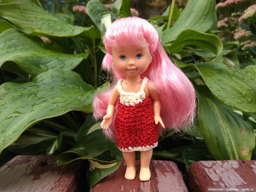 Малыши на прогулке и дома