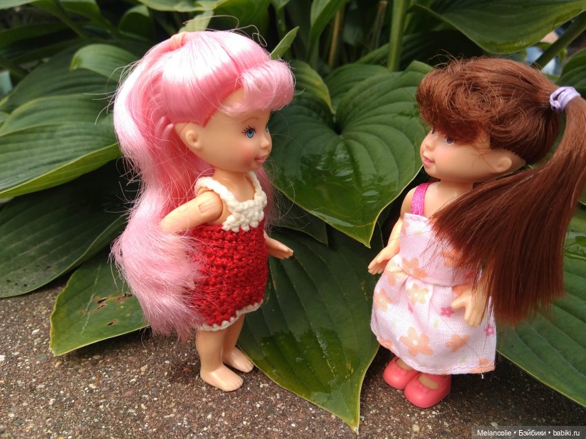 Малыши на прогулке и дома