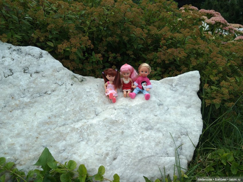 Малыши на прогулке и дома