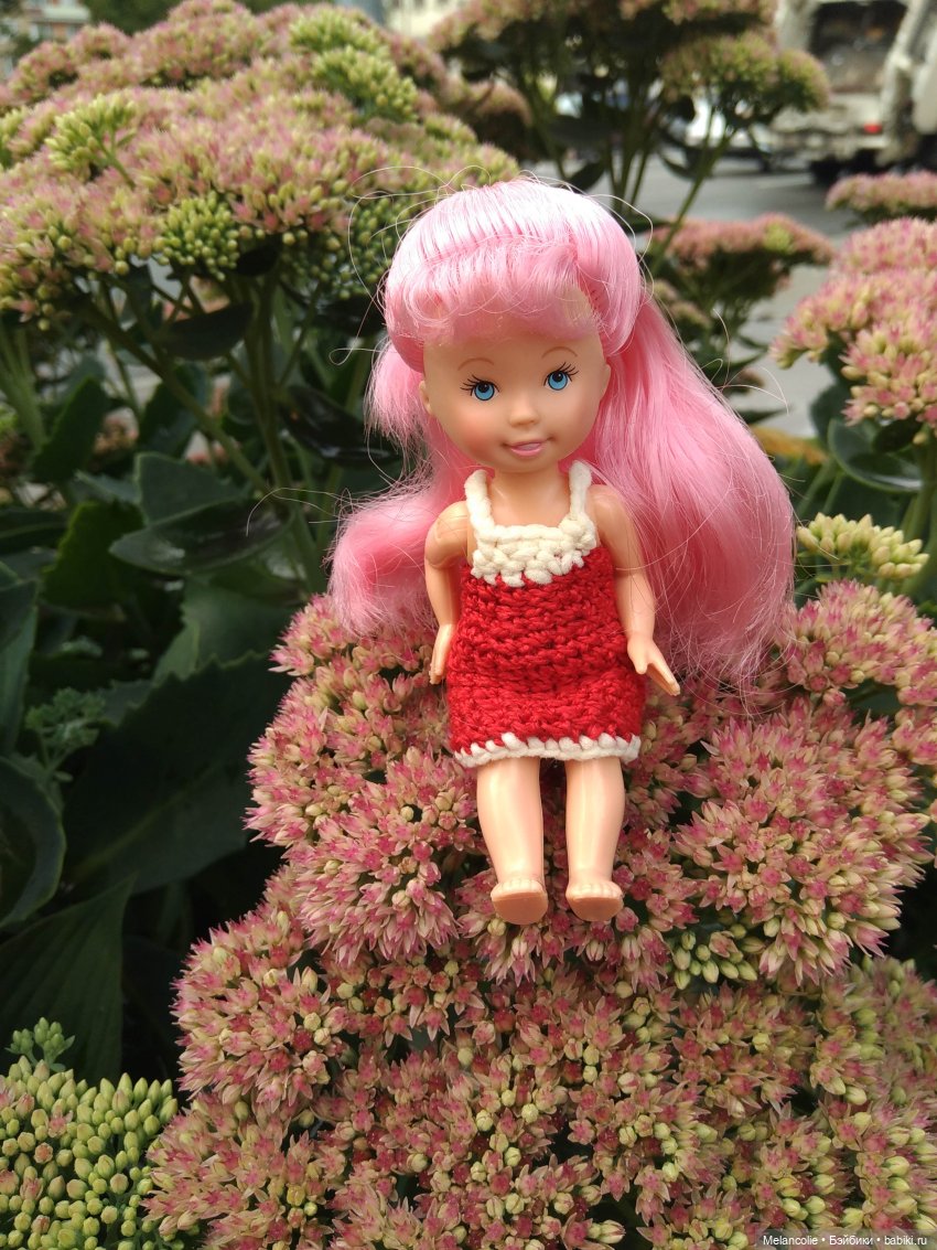 Малыши на прогулке и дома