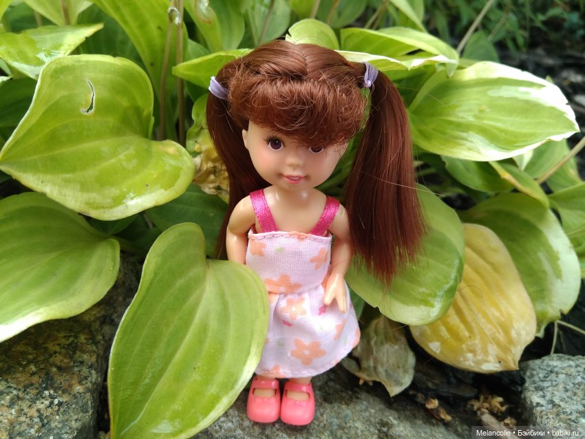 Малыши на прогулке и дома