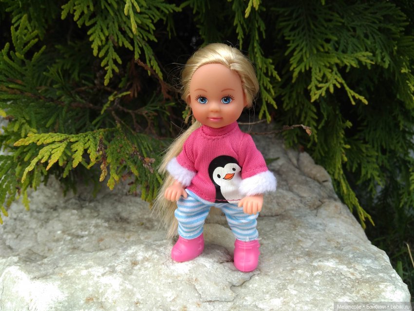 Малыши на прогулке и дома