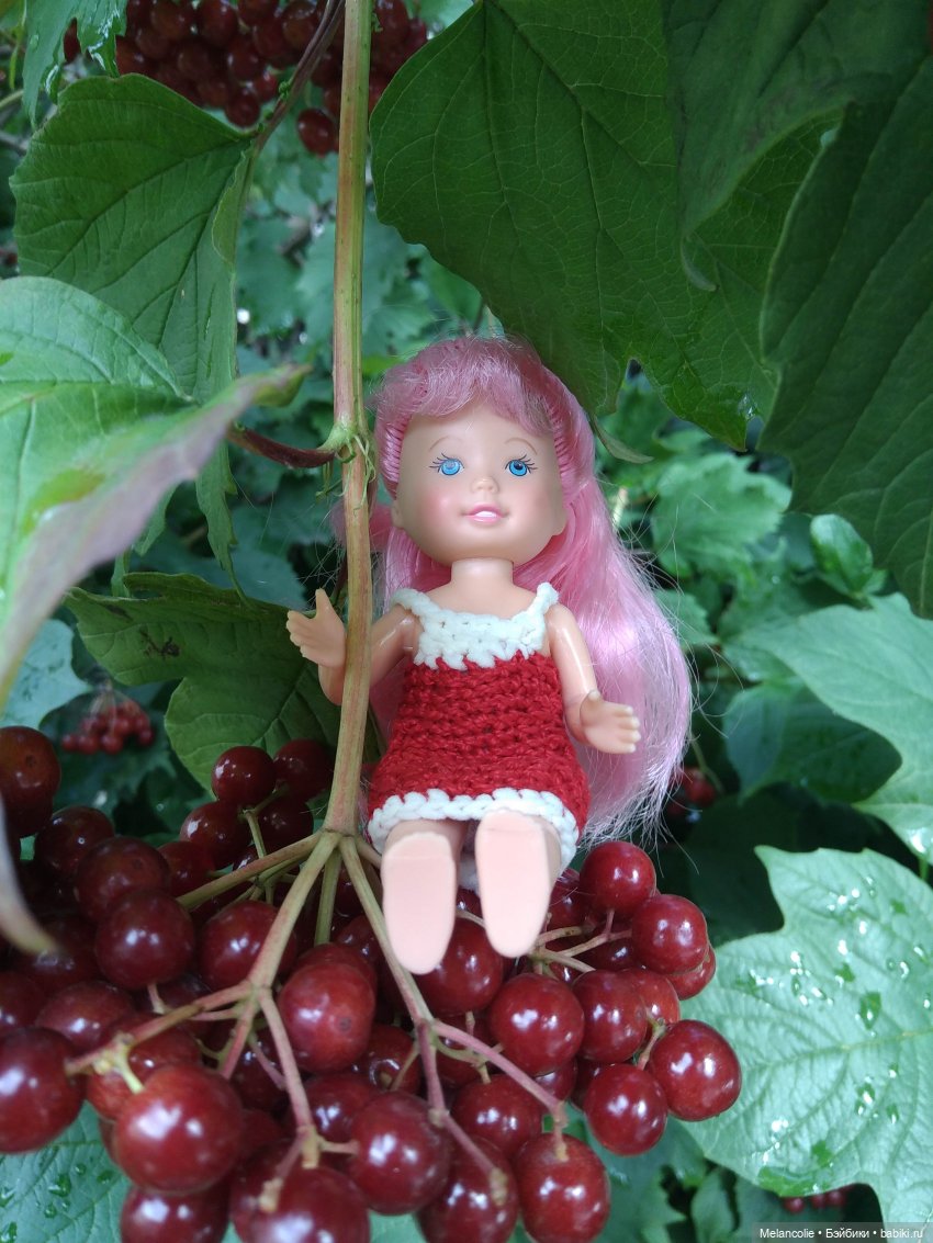 Малыши на прогулке и дома