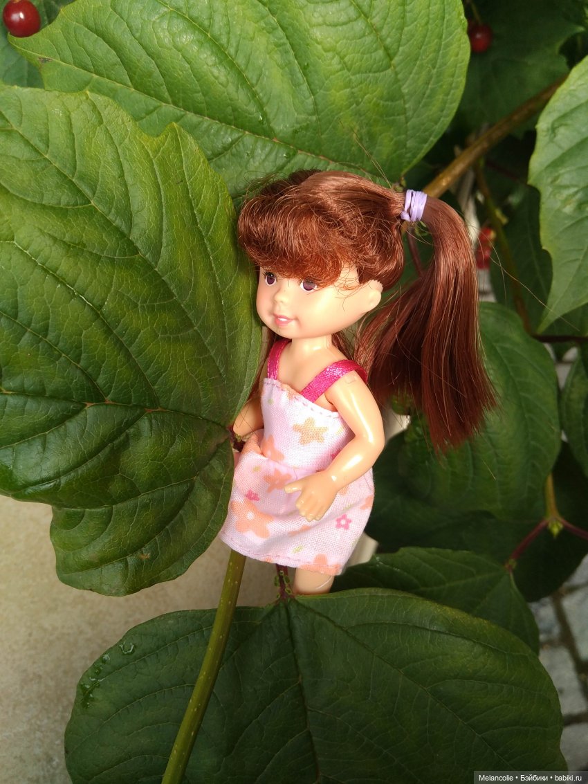 Малыши на прогулке и дома