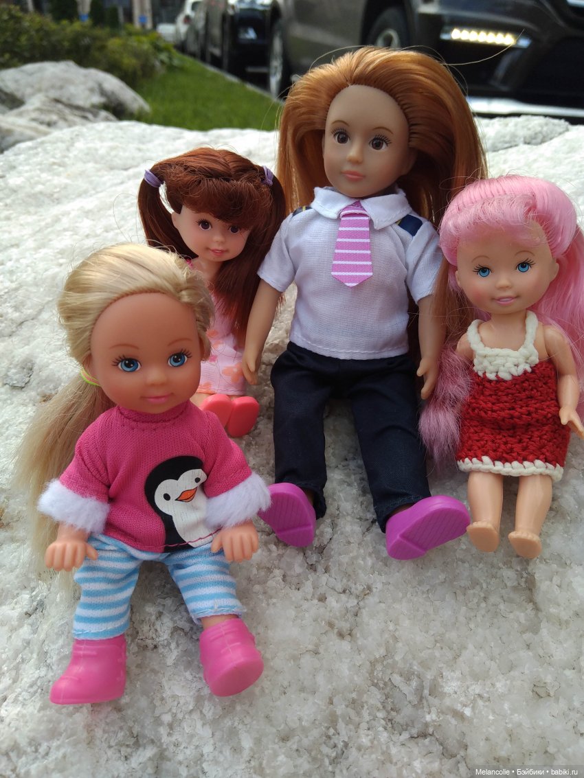 Малыши на прогулке и дома