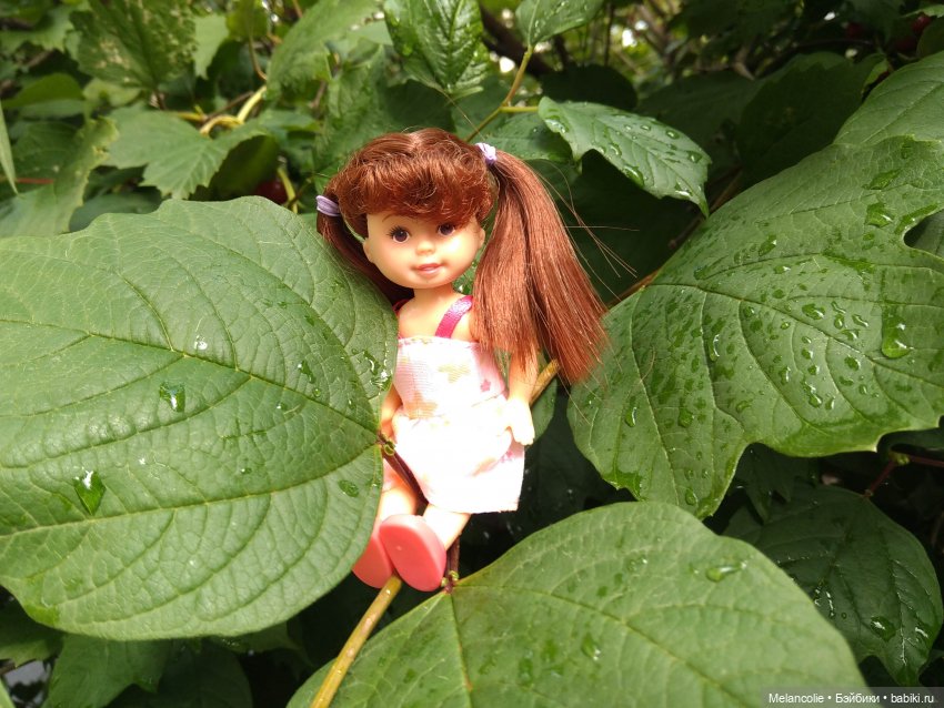 Малыши на прогулке и дома