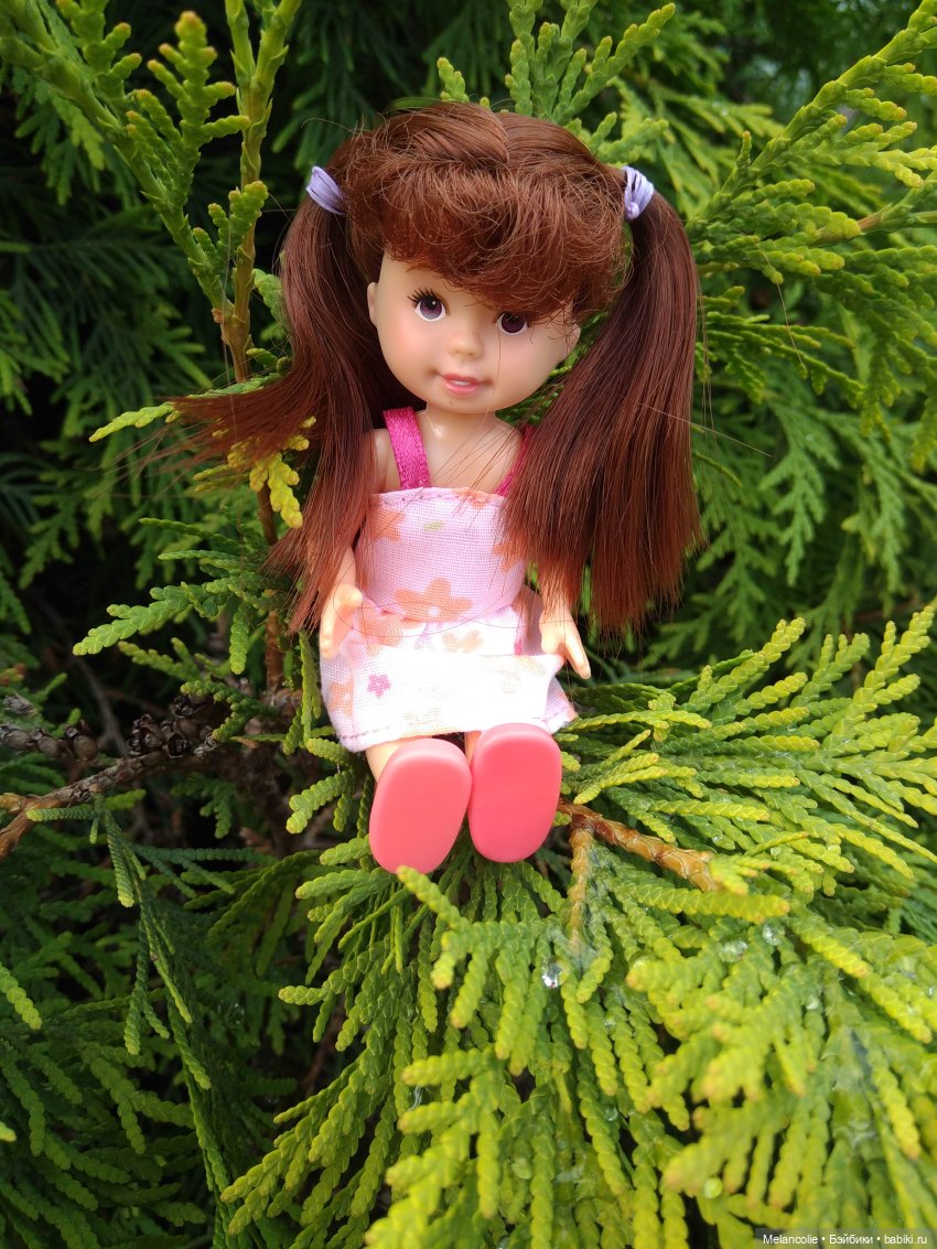 Малыши на прогулке и дома