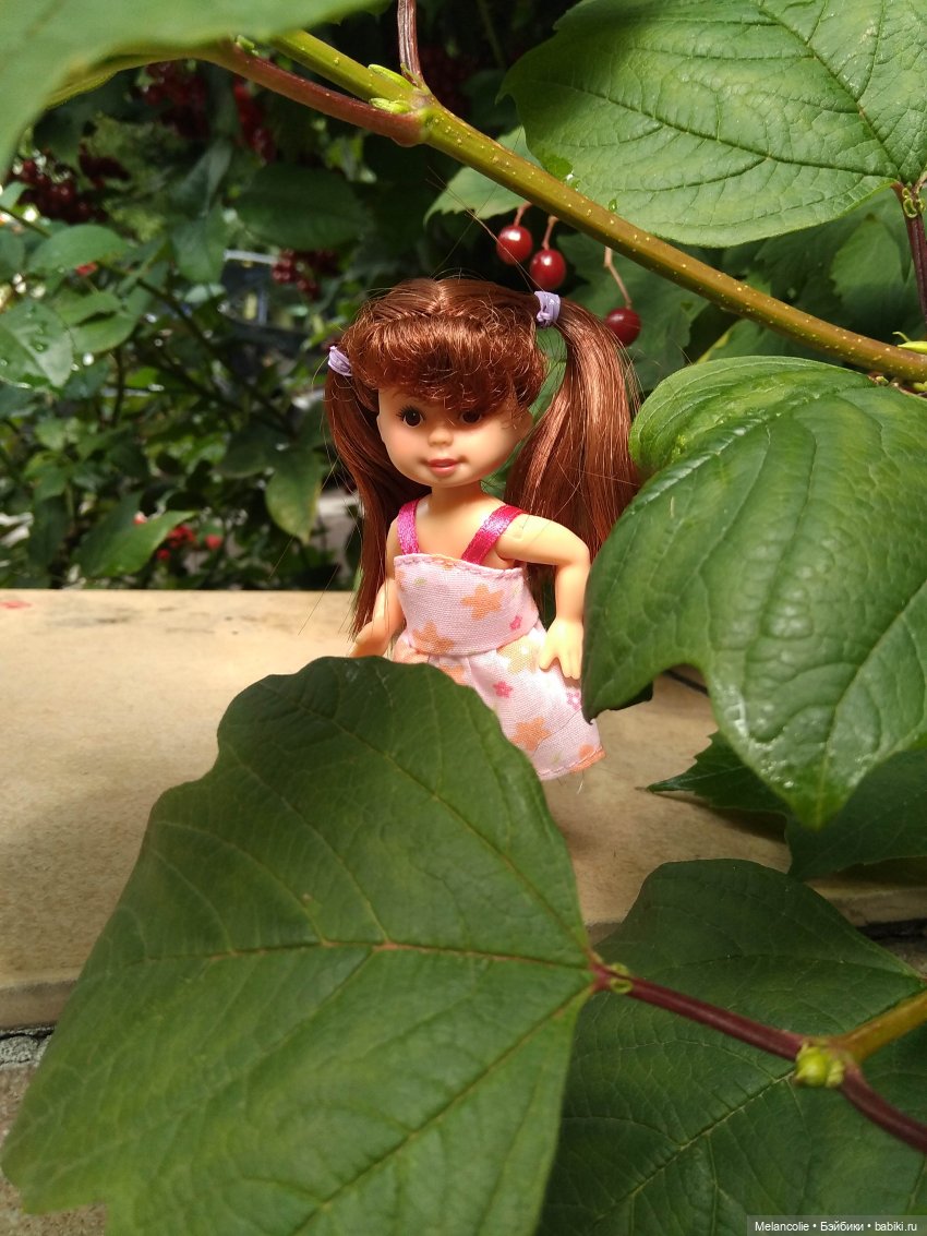 Малыши на прогулке и дома