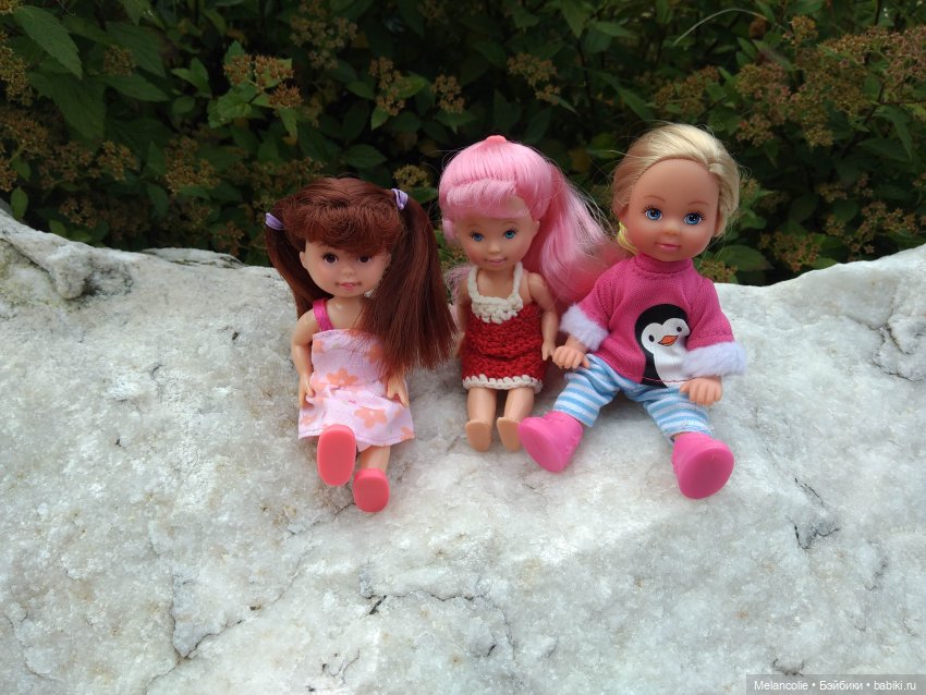 Малыши на прогулке и дома