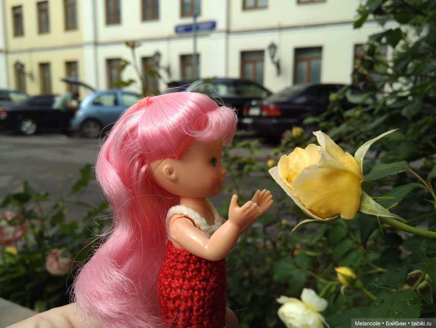 Малыши на прогулке и дома