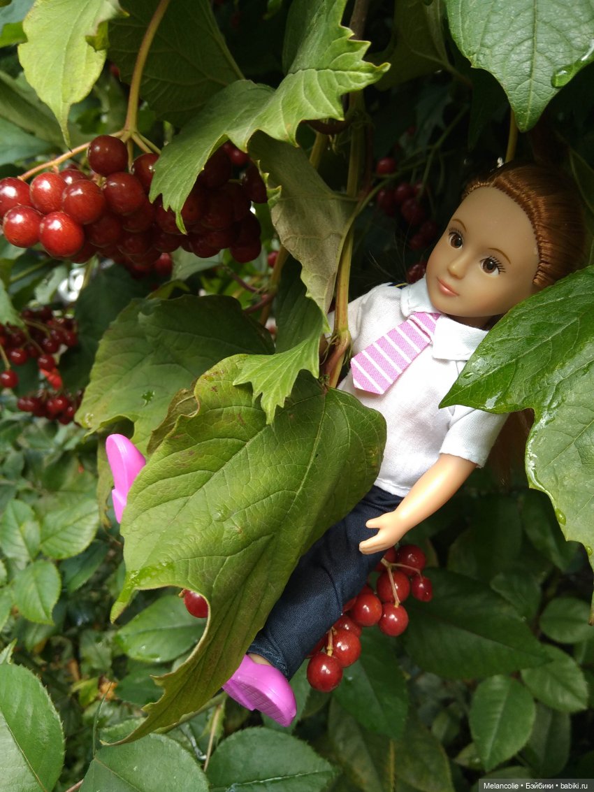 Малыши на прогулке и дома