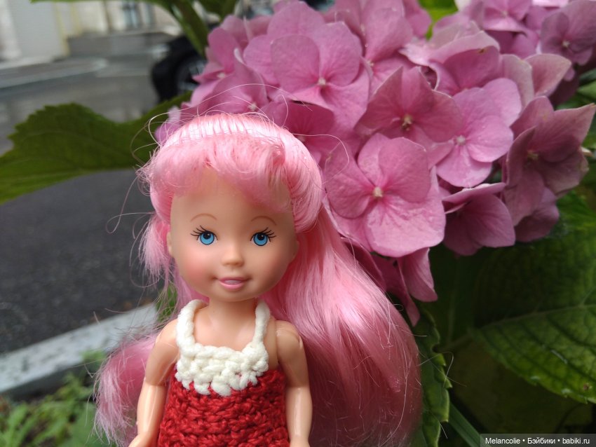 Малыши на прогулке и дома