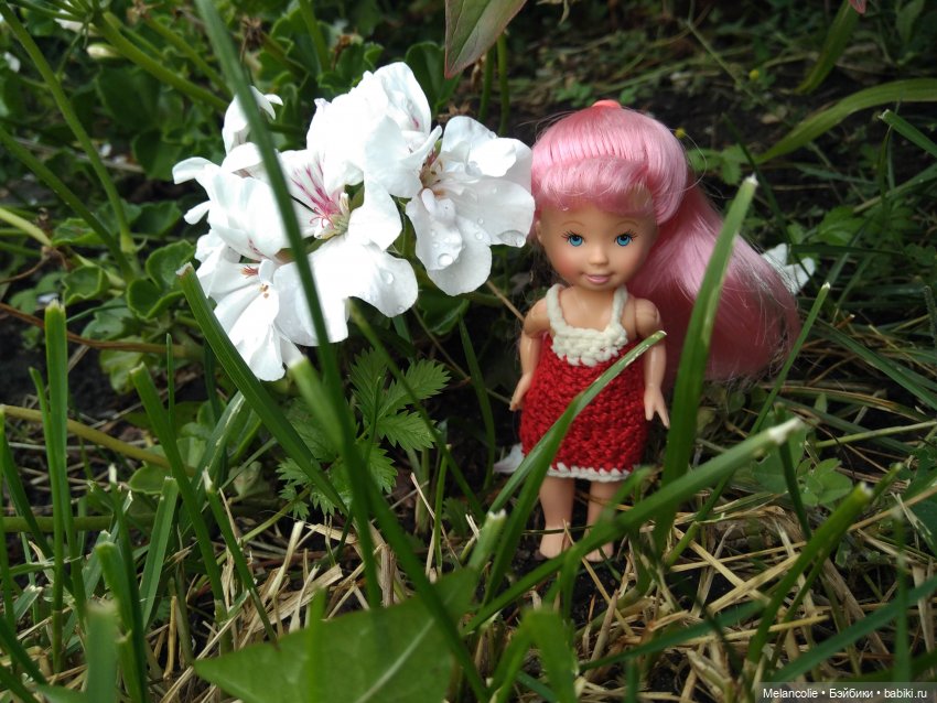 Малыши на прогулке и дома