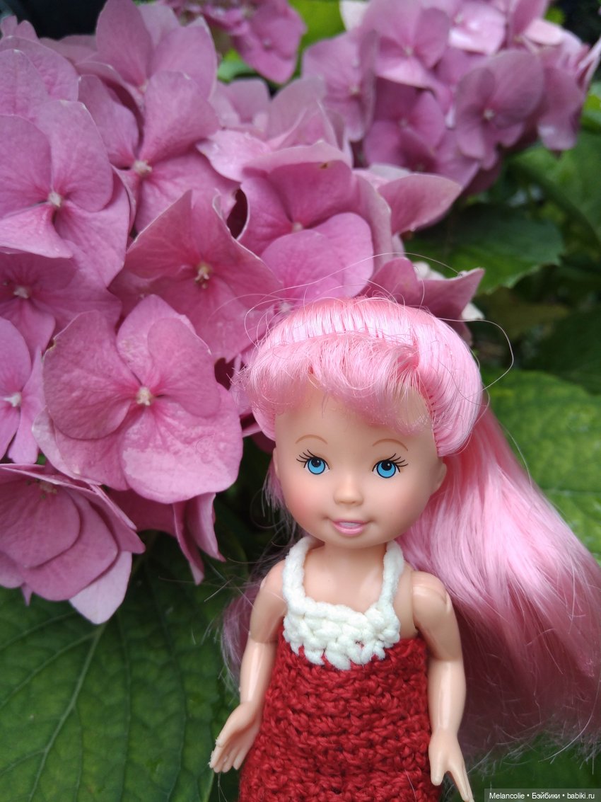 Малыши на прогулке и дома