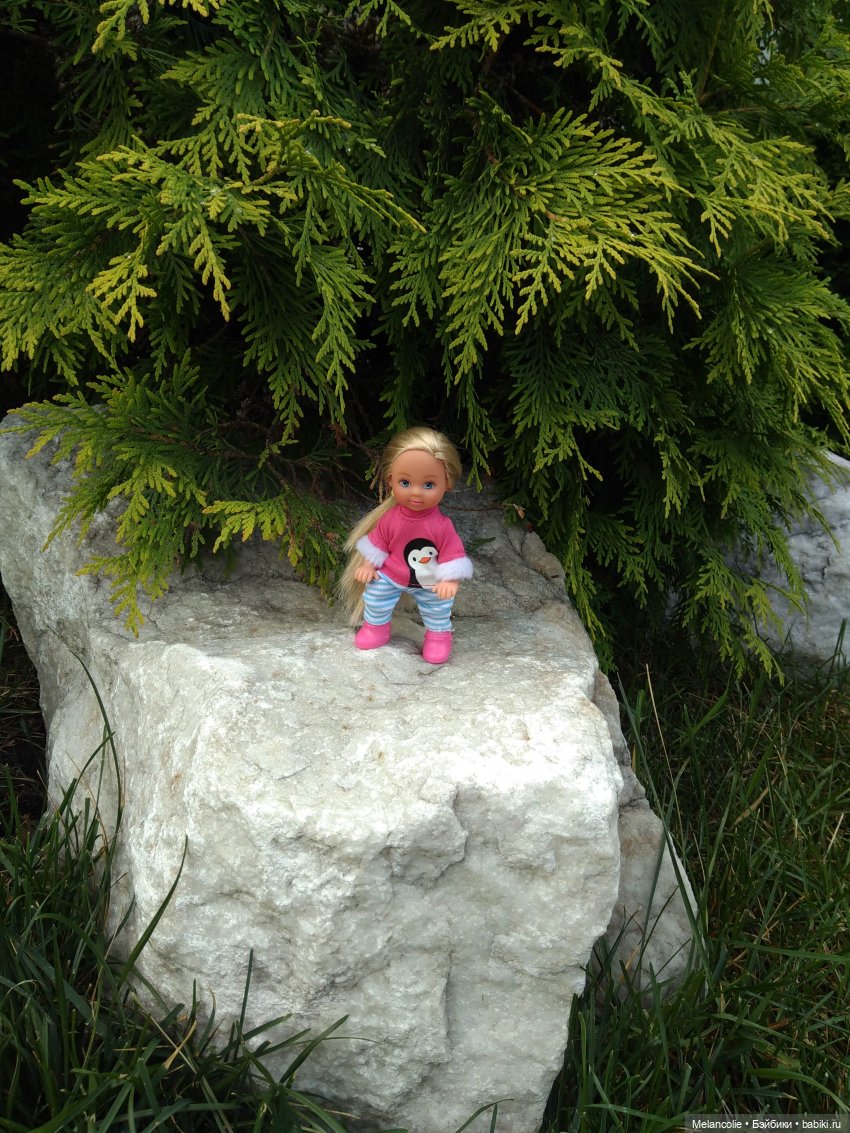 Малыши на прогулке и дома