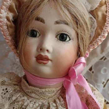 Куколка-загадка, на кого похожа?