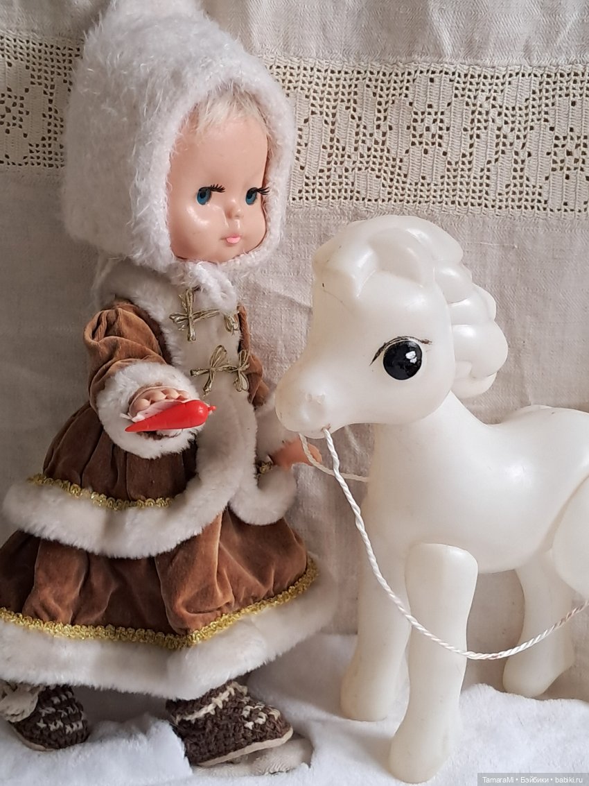 Прогулка на саночках — Игрушки СССР и советского детства: резиновые (фото 4)