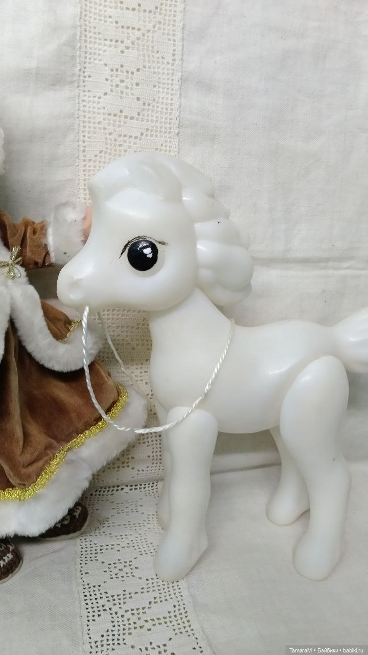 Прогулка на саночках — Игрушки СССР и советского детства: резиновые (фото 3)