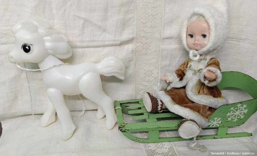 Прогулка на саночках — Игрушки СССР и советского детства: резиновые (фото 5)