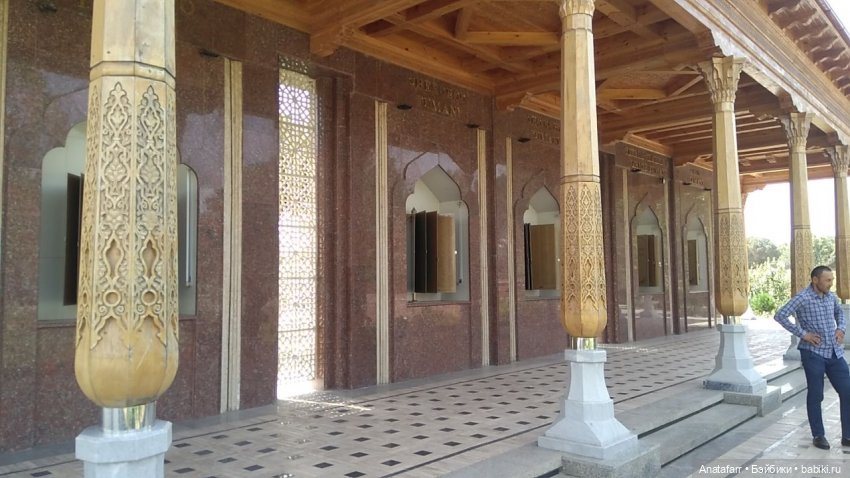 9 мая в Узбекистане. Памятник Скорбящей матери