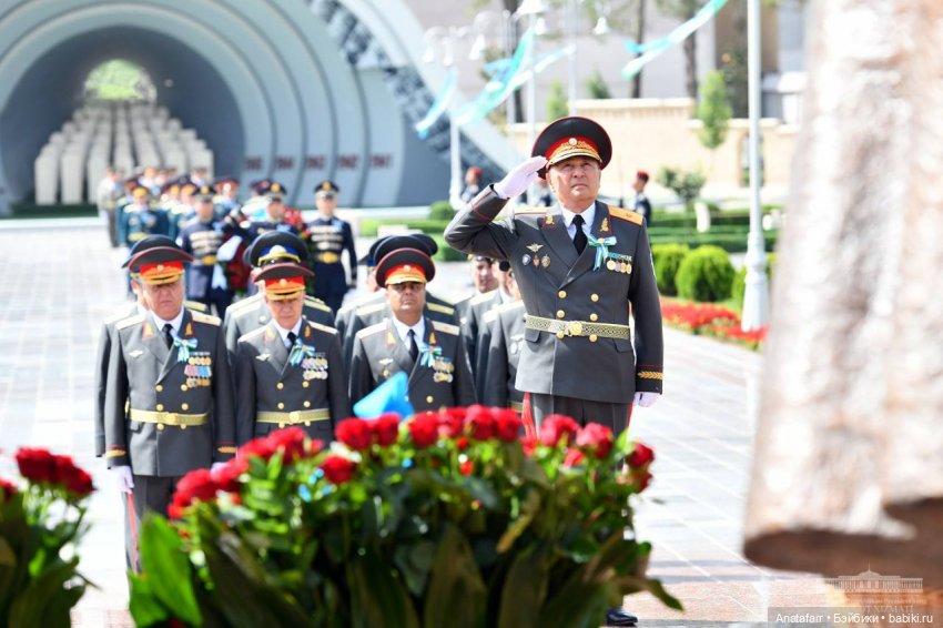 9 мая в Узбекистане. Памятник Скорбящей матери (фото 7)