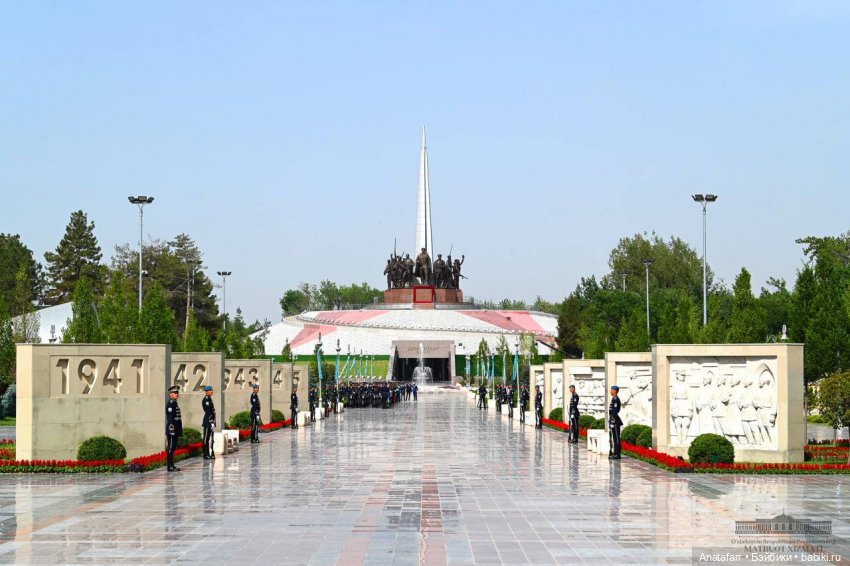 9 мая в Узбекистане. Памятник Скорбящей матери (фото 5)