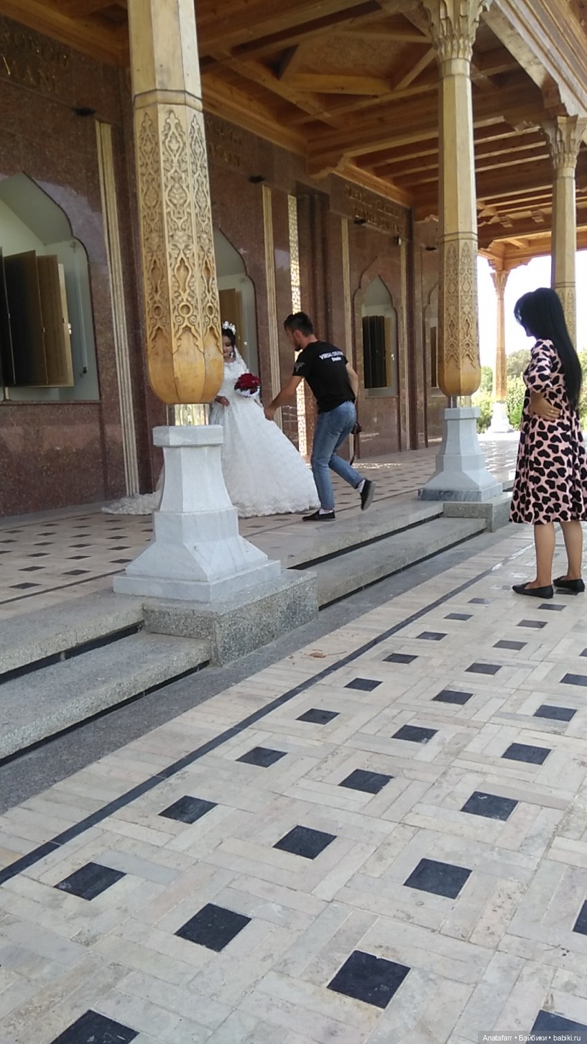 9 мая в Узбекистане. Памятник Скорбящей матери