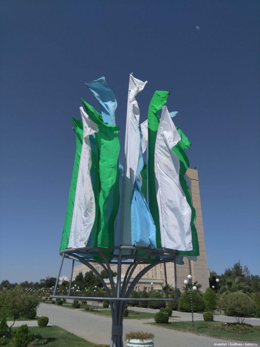 9 мая в Узбекистане. Памятник Скорбящей матери