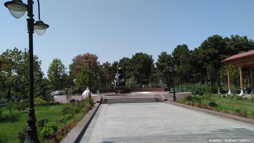 9 мая в Узбекистане. Памятник Скорбящей матери