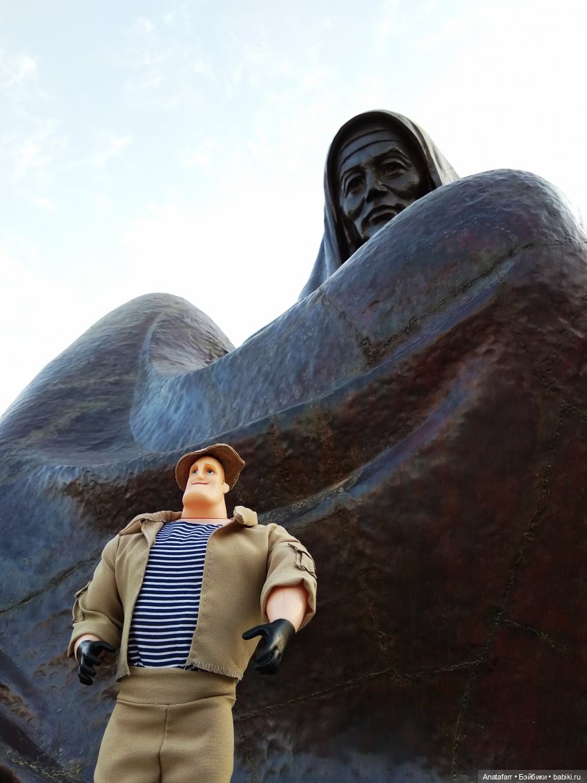 9 мая в Узбекистане. Памятник Скорбящей матери